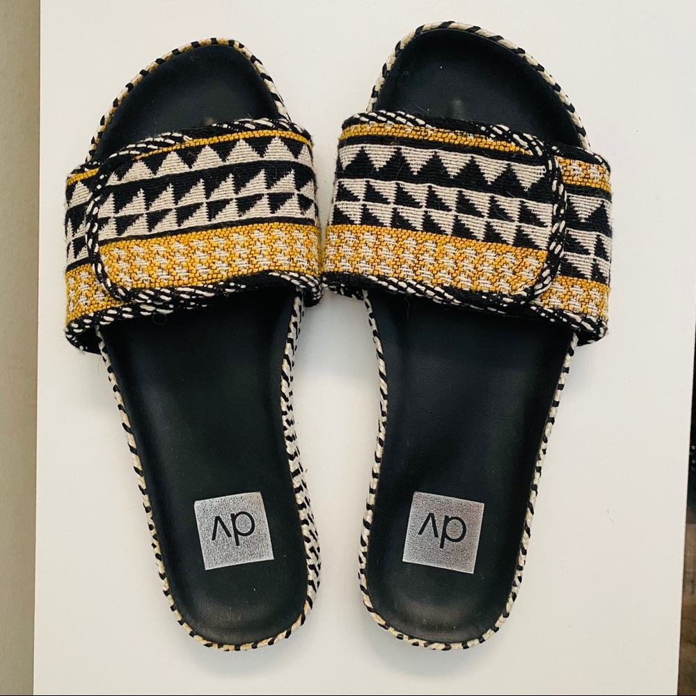 Dolce Vita Patterned Slides